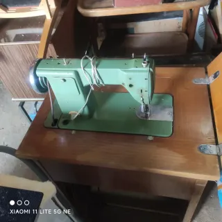 Máquina de coser antigua de madera