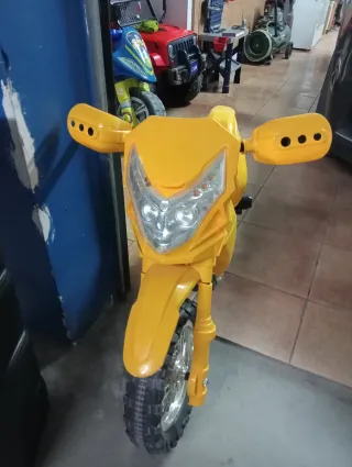 Moto infantil le falta la batería