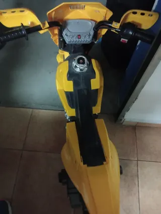 Moto infantil le falta la batería