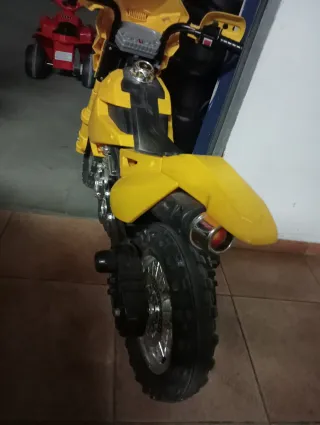 Moto infantil le falta la batería