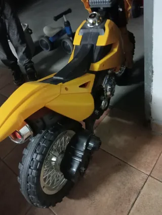 Moto infantil le falta la batería
