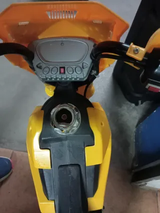 Moto infantil le falta la batería