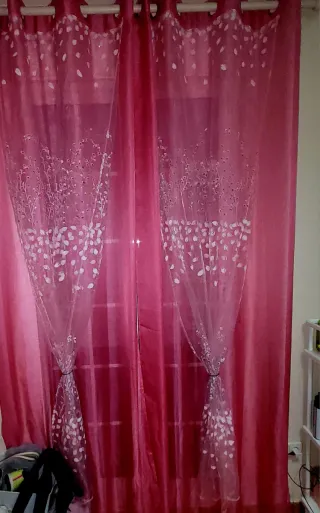 Cortinas rosas con diseño floral