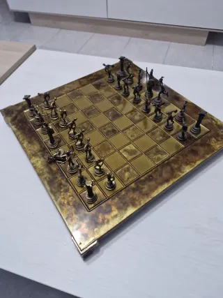 Antico scacchiere di metallo