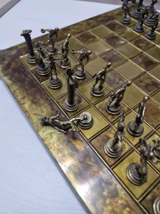 Antico scacchiere di metallo