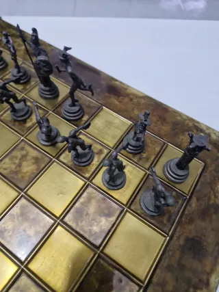 Antico scacchiere di metallo