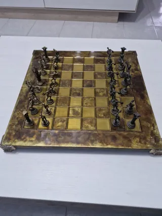 Antico scacchiere di metallo