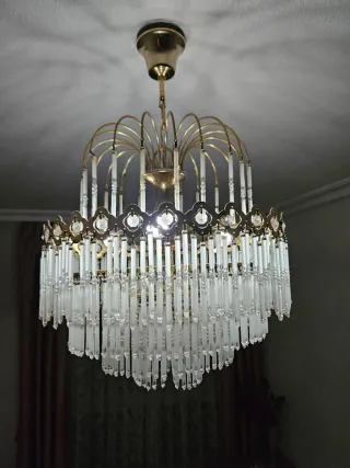 Lámpara de araña de cristal y metal dorado