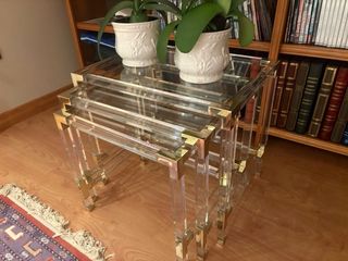 Set di 4 tavoli in cristallo, acrilico e ottone