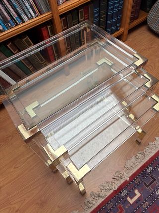 Set di 4 tavoli in cristallo, acrilico e ottone