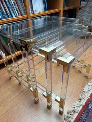 Set di 4 tavoli in cristallo, acrilico e ottone