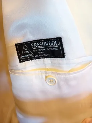 Elegante Chaqueta Guy Laroche color crudo