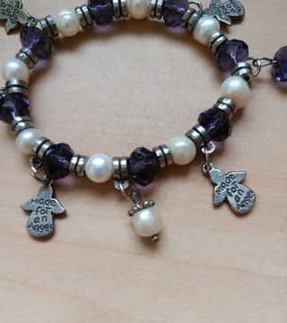 Pulsera con charms ángel y perlas