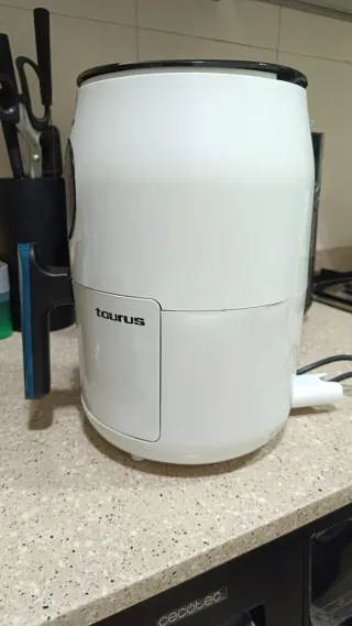 Freidora de aire Taurus blanca