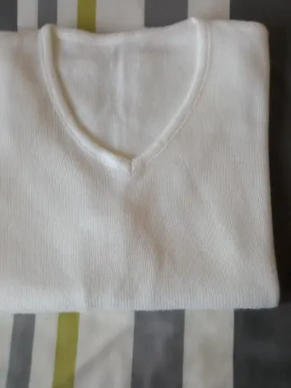 Jersey blanco con bufanda plateada