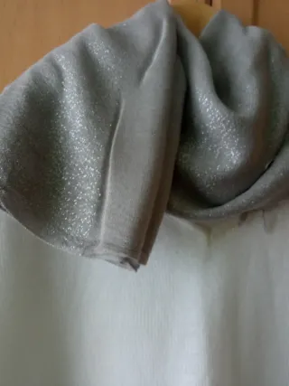 Jersey blanco con bufanda plateada