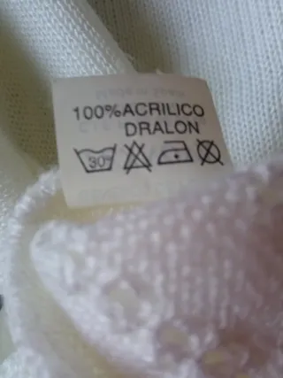 Jersey blanco con bufanda plateada