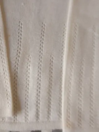 Jersey blanco con bufanda plateada