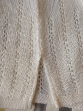 Jersey blanco con bufanda plateada