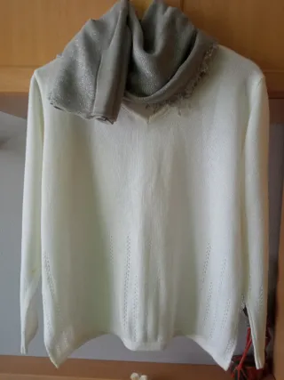 Jersey blanco con bufanda plateada