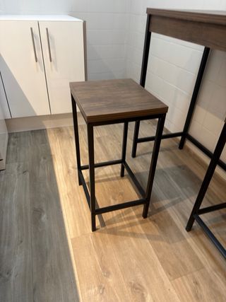 Tavolo alto da cucina con 2 sgabelli