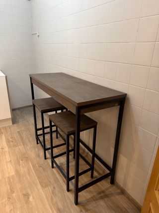 Tavolo alto da cucina con 2 sgabelli