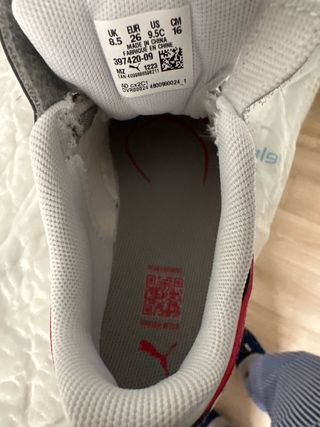 Zapatilla Puma niño gris, roja y blanca