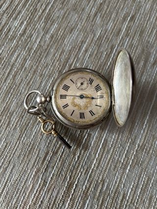 Reloj de bolsillo antiguo plateado