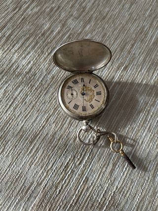 Reloj de bolsillo antiguo plateado