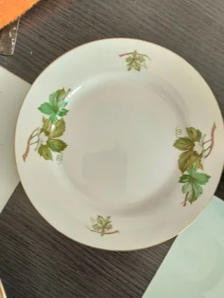 Vajilla de porcelana con hojas verdes y dorados