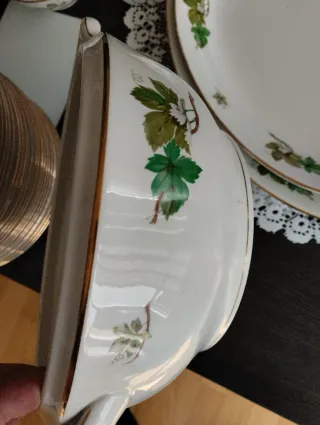 Vajilla de porcelana con hojas verdes y dorados