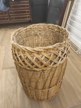 Cesta de mimbre artesanal