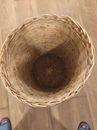 Cesta de mimbre artesanal