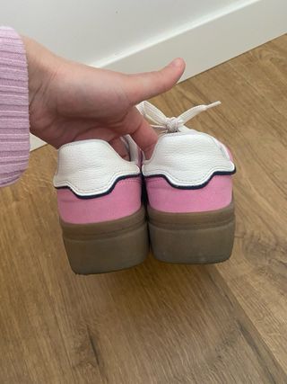 Zapatillas rosas con suela marrón