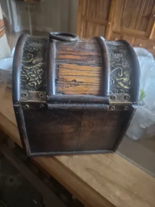 Caja de madera decorativa con detalles metálicos