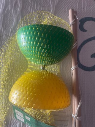Diábolo de plástico verde y amarillo