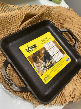 Sartén Parrilla Lodge Negra con Pinzas