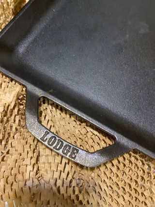 Sartén Parrilla Lodge Negra con Pinzas