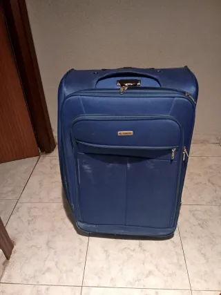 Maleta Roja y azul las dos maletas a 20 €