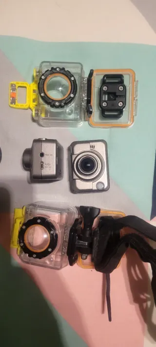 Cámara de acción plateada y amarilla