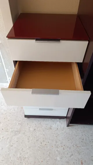 Cómodan y mesitas ( cabecero regalo )