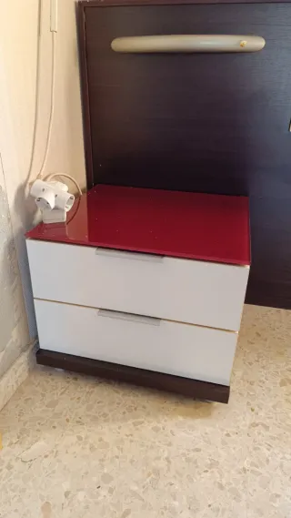 Cómodan y mesitas ( cabecero regalo )