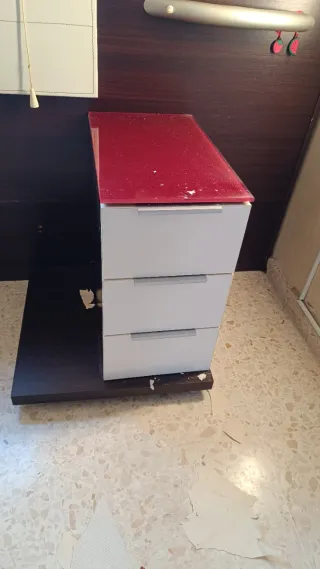 Cómodan y mesitas ( cabecero regalo )