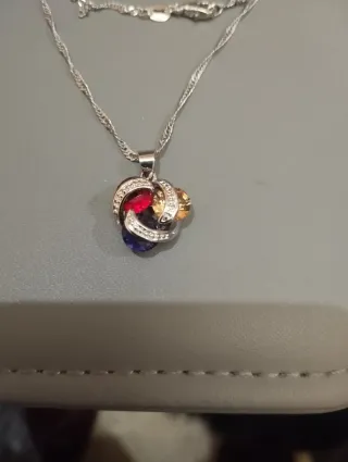 Collar con colgante de piedras multicolor