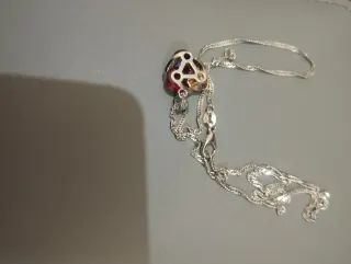 Collar con colgante de piedras multicolor