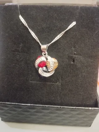 Collar con colgante de piedras multicolor