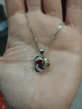 Collar con colgante de piedras multicolor