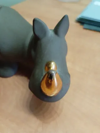 Figura cerámica rinoceronte, con detalles dorados