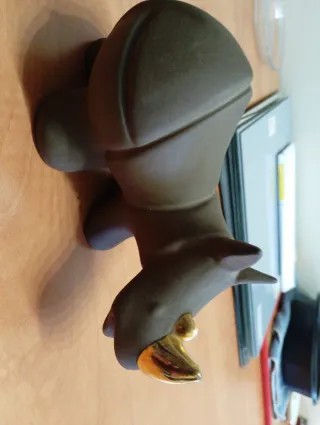 Figura cerámica rinoceronte, con detalles dorados
