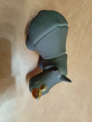 Figura cerámica rinoceronte, con detalles dorados